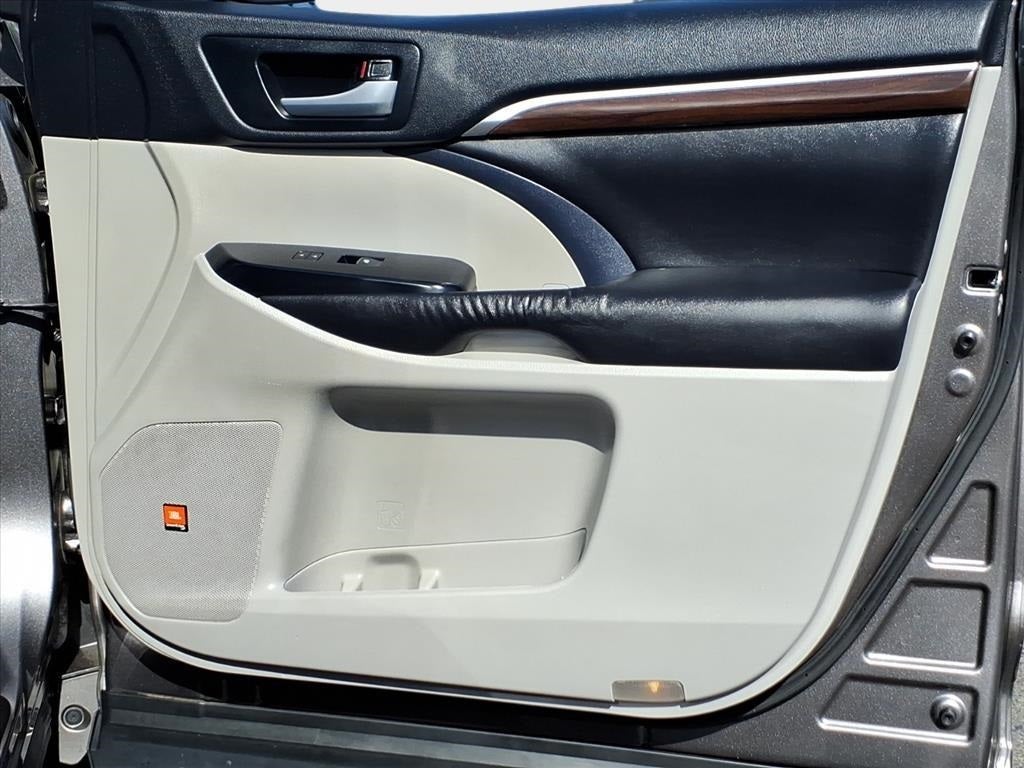 2016 Toyota Highlander Base