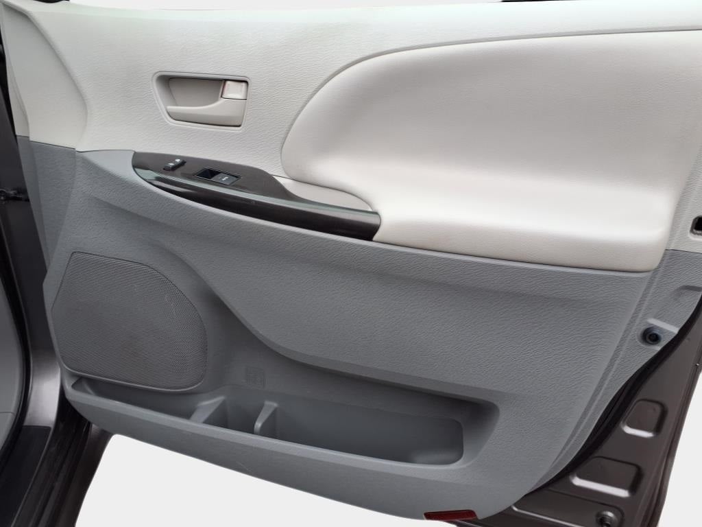 2013 Toyota Sienna L 7 Passenger