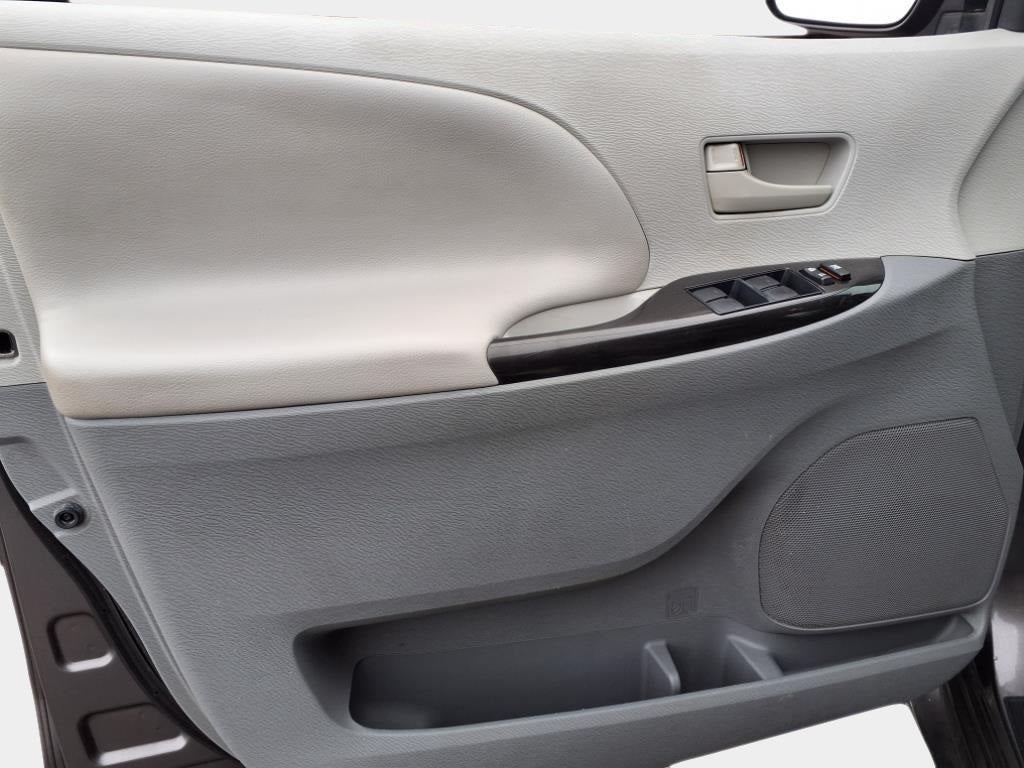 2013 Toyota Sienna L 7 Passenger